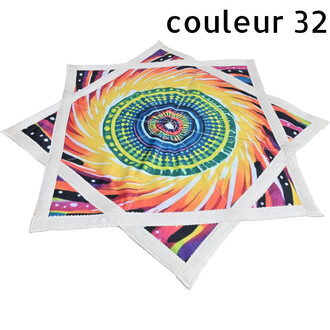 Disque Flying Star coloré et souple avec motif spiralé multicolore de style mandala et bordures blanches.