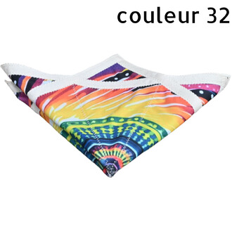 Bandana coloré en tissu souple au motif tie-dye multicolore, bords blancs cousus, plié en triangle.
