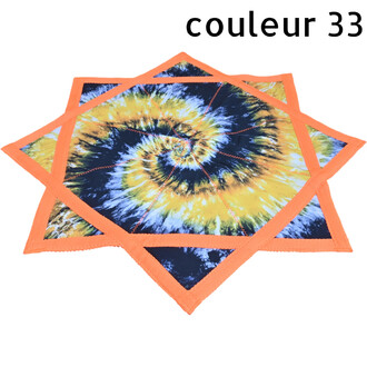 Disque volant étoile en tissu tie-dye bleu et jaune avec bordures orange.