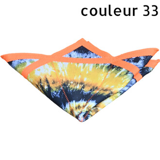 Disque volant souple au motif tie-dye multicolore (orange, jaune et bleu) avec bordures orange et coutures visibles.