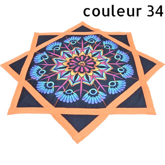 Disque Flying Star – disque volant souple noir orné d’un mandala multicolore avec bordures orange.
