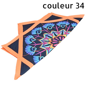 Disque Flying Star coloré avec motif mandala bleu et orange sur fond noir, bordures orange, tissu souple.