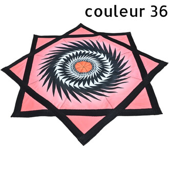 Disque Flying Star rose à motif spirale noire avec centre orange, bordures et coutures noires, accessoire de jonglerie souple et stylé.