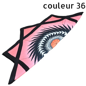 Disque Flying Star rose avec motif noir en spirale éclatante autour d’un centre orange, bords noirs et coutures visibles sur un tissu souple.