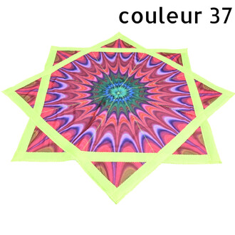 Disque Flying Star multicolore avec motif tie-dye et bordure vert néon, forme étoile et souple, accessoire volant pour jonglerie.