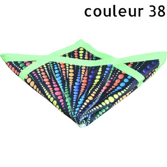 Disque Flying Star plié, disque volant souple noir à motif de points multicolores et bordure vert fluo.