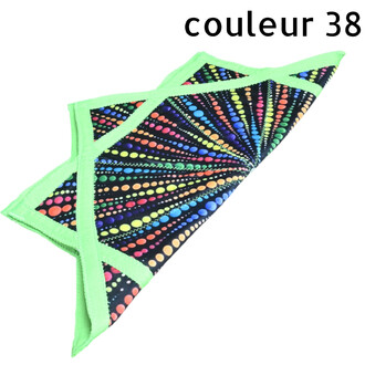 Disque Flying Star en tissu noir à motifs de points colorés et bordures vert néon, accessoire de jonglerie souple et stylé.