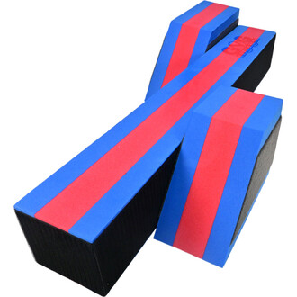 Bloc de départ en mousse pour intérieur, avec des bandes rouges et bleues. Conçu pour offrir une excellente adhérence et un bon maintien. Idéal pour les sessions de jonglerie et d'entraînement.
