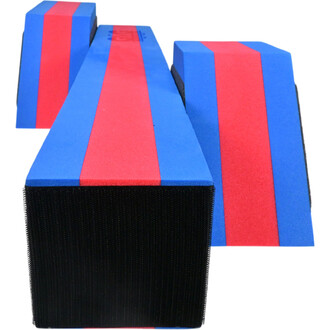 Bloc de départ d'intérieur Sarneige, en mousse, de forme rectangulaire avec des bandes rouge et bleue sur le dessus, et une surface noire texturée sur les côtés.