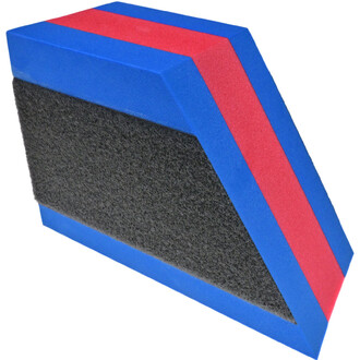 Bloc de départ en mousse pour intérieur, de forme angulaire avec des bords bleus et rouges. La face arrière est constituée d'un matériau noir en relief, adaptée pour la pratique de la jonglerie.