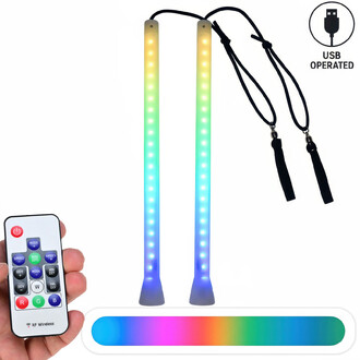 Bolas stick télécommandables Oddballs avec deux bâtons lumineux multicolores et une télécommande. Les bâtons sont dotés de LED colorées et sont accompagnés d'un câble USB pour la recharge. Une barre colorée est visible en bas de l'image.