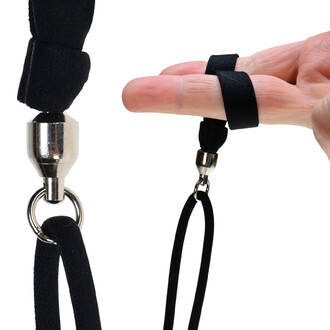 Bolas stick télécommandables Oddballs, montrant des bolas avec un connecteur en métal et un système de maintien en silicone sur un doigt. Le fond est blanc, mettant en valeur les détails des bolas et de la main.