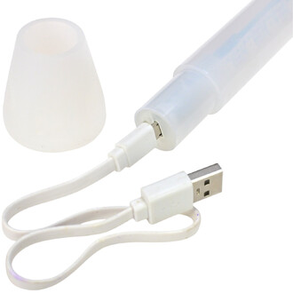 Bolas stick télécommandables Oddballs, comprenant un bâton lumineux transparent, un capuchon en silicone et un câble de chargement USB.