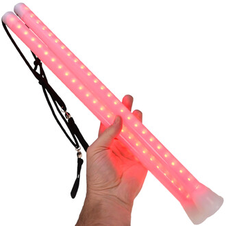 Bolas stick télécommandables Oddballs, visibles dans une main, avec deux bâtons lumineux LED de couleur rouge, munis d'une attache noire pour un port pratique.