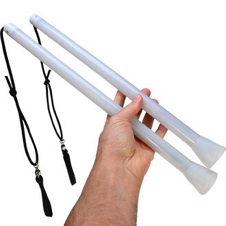 Deux bâtons de jonglage télécommandables Oddballs, tenus par une main, avec une finition blanche et des embouts transparents. Des cordons noirs sont fixés à chaque bâton. Le fond est blanc.