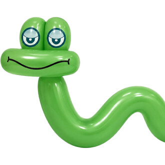 Gros plan d’un ballon vert en forme de créature avec deux grands yeux bleus et une bouche souriante dessinée.