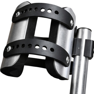 Collier de maintien ajustable en métal avec bandages noirs perforés entourant une tige métallique, vis de serrage visibles.