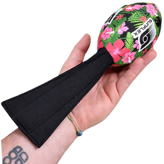 Disque Speed Piper à motif floral vert et rose, tenu dans une main avec une large bande noire autour du poignet.