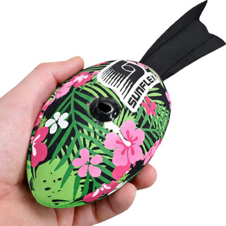 Disque de jonglerie Speed Piper au motif tropical avec fleurs roses et feuilles vertes, tenu dans une main, montrant sa valve noire centrale et une sangle noire à l’arrière.