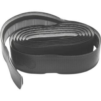 Sangle noire perforée enroulée, extrémité argentée visible — accessoire Super Grip Gora.