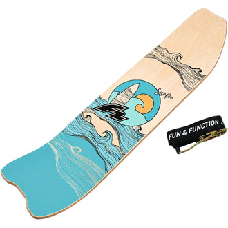 Plan rapproché de la Surfline Balance Board F2: plateau en bois clair avec motif graphique d’océan turquoise et vagues noires, sangle noire affichant l’inscription FUN & FUNCTION.