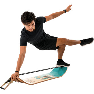 Homme athlétique en t‑shirt noir et short noir effectuant un exercice d'équilibre sur la Surfline Balance Board F2 turquoise et graphique, sur fond blanc.