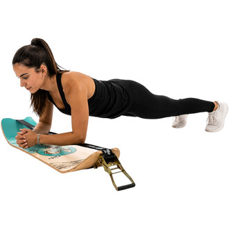 Femme en tenue noire en position de planche sur la Surfline Balance Board F2, planche en bois clair avec motif turquoise et sangle, sur une base basculante métallique, fond blanc.