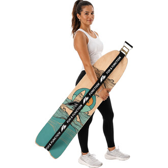 Femme tenant une Surfline Balance Board F2, planche d'équilibre en bois au motif turquoise et graphique noir, avec sangle noire “FUN & FUNCTION”, sur fond blanc.