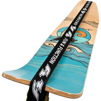 Planche d’équilibre Surfline Balance Board F2 avec motif vagues turquoise sur fond bois clair et sangle noire imprimée FUN & FUNCTION traversant la planche.