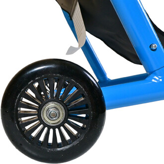 Roues du Swing Roller Maxi, montrant un design noir avec des rayons et une structure robuste pour une meilleure performance de glisse. Le cadre bleu est visible en arrière-plan, soulignant la durabilité de l'équipement de jonglerie.
