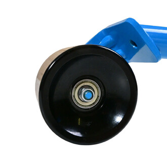 Roulette du Swing Roller Maxi, vue de près, montrant la surface noire brillante, le roulement central avec une petite partie bleue et le support bleu du roller.