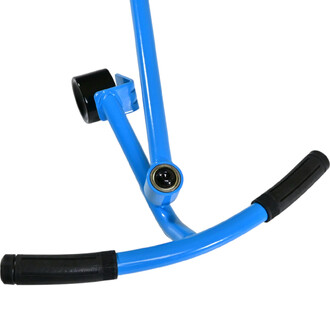 Image d'un Swing Roller Maxi avec un cadre en métal bleu, muni d'un rouleau noir à l'arrière et d'une poignée en caoutchouc. Le premier plan montre les détails du mécanisme de rotation avec des roulements visibles.