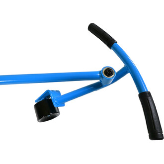 Image du Swing Roller Maxi montrant le cadre en métal bleu et la roue noire. On aperçoit le guidon avec des poignées en caoutchouc pour une meilleure prise en main.