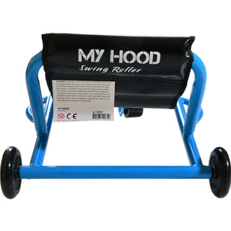 Support de jonglerie Swing Roller Maxi affichant un cadre en métal bleu avec des roues noires. À l'arrière, un coussin noir est marqué de MY HOOD et Swing Roller. Une étiquette attachée fournit des informations supplémentaires sur le produit.