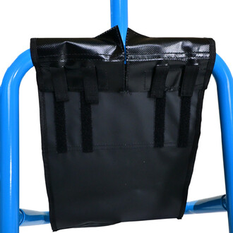 Poche en tissu noir accrochée à une structure en métal bleu, présentant des bandes de velcro et une ouverture sur le dessus.