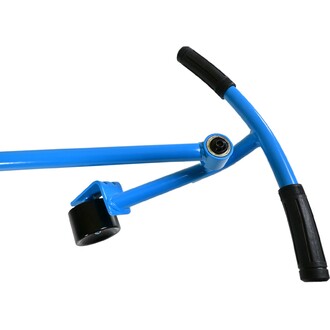 Image du Swing Roller Maxi montrant le cadre en métal bleu et la roue noire. On aperçoit le guidon avec des poignées en caoutchouc pour une meilleure prise en main.