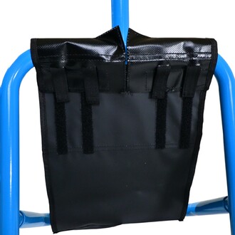 Poche en tissu noir accrochée à une structure en métal bleu, présentant des bandes de velcro et une ouverture sur le dessus.