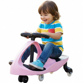Enfant souriant assis sur une voiture à bascule rose, portant un t-shirt rayé coloré et des jeans. Il semble s'amuser en tenant le volant.