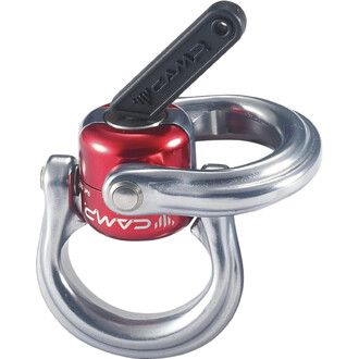 Détail rapproché d'un mécanisme Swivel Enigma Camp : corps rouge anodisé, levier noir gravé « SWIVEL » et grand anneau en métal argenté autour.