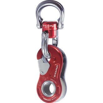 Émerillon pivotant Camp Enigma rouge et argent, avec boucle et mécanisme TurboLock, vue de près.