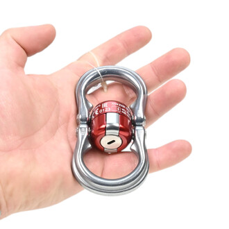 Swivel Enigma Camp – pivot d’attache en métal argenté avec molette rouge centrale, cordelette blanche autour du mécanisme, vu en gros plan dans une main.