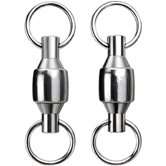 Deux connecteurs tournants chromés Flowtoys, chacun doté d'une bague d'attache en haut et en bas et d'un cylindre central.