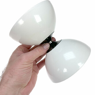 White colored taibolo with black axle held in one hand, we thus have an idea of the scale of the diabolo.