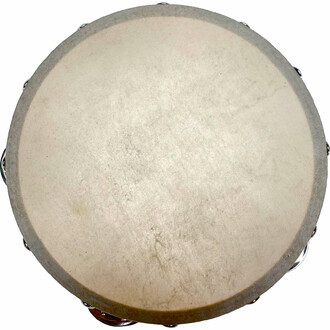 Tambourin vu du dessus sur la peau : Idéal pour les ateliers musicaux et les spectacles, ce tambourin offre une variété de sonorités à explorer.