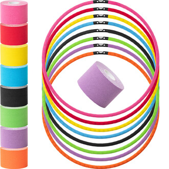 Bandes adhésives de différentes couleurs empilées verticalement à gauche, avec un rouleau de tape violet au centre, entouré de cerceaux colorés (rose, rouge, jaune, noir, vert, orange, bleu, violet) disposés en arc de cercle.