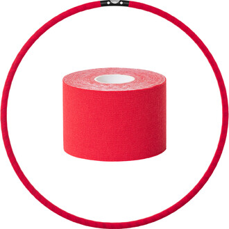  rouleau de ruban adhésif extensible rouge, placé au centre de l'image, avec un cerceau de jonglage rouge enroulé autour du rouleau.