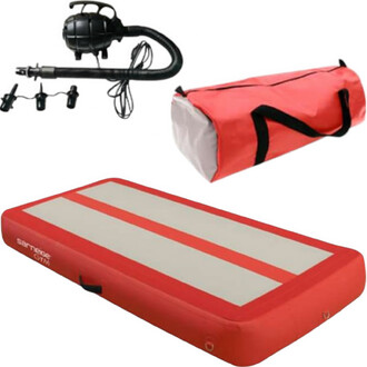 Colchoneta hinchable individual de 2x1x2 m, con superficie central de color claro y franjas rojas en los laterales. Incluye soplador eléctrico y bolsa de transporte roja con asas negras.