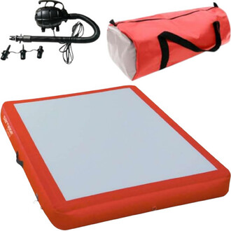 Colchoneta inflable individual de 2 x 1,5 x 2 metros, de color rojo con superficie blanca. Incluye soplador de aire y bolsa de transporte roja.