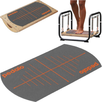 Image présentant divers équipements de balance de la marque Pedalo : un plateau à bascule en bois sur le dessus à surface antidérapante, un appareil de fitness avec un ressort et une plate-forme en bois en bas, et un tapis de sol gris avec des lignes oran