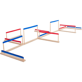 Struttura in legno composta da diverse sezioni collegate, con barre orizzontali rosse e blu sui montanti, configurata per il test Slow-Move Speed-Jump Pedalo®